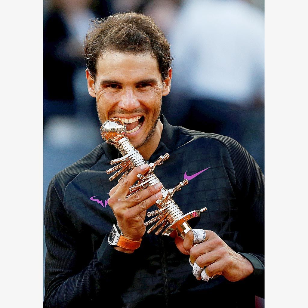 Petenis Spanyol,  Rafael Nadal  (29), berpose dengan trofi juara ATP 1000 Masters Madrid Terbuka. Gelar itu diraih Nadal setelah pada final, Minggu (14/5), menaklukkan petenis Austria, Dominic Thiem (23), dengan skor 7-6 (8), 6-4. Gelar itu menjadi gelar ke-72  Nadal sepanjang kariernya.