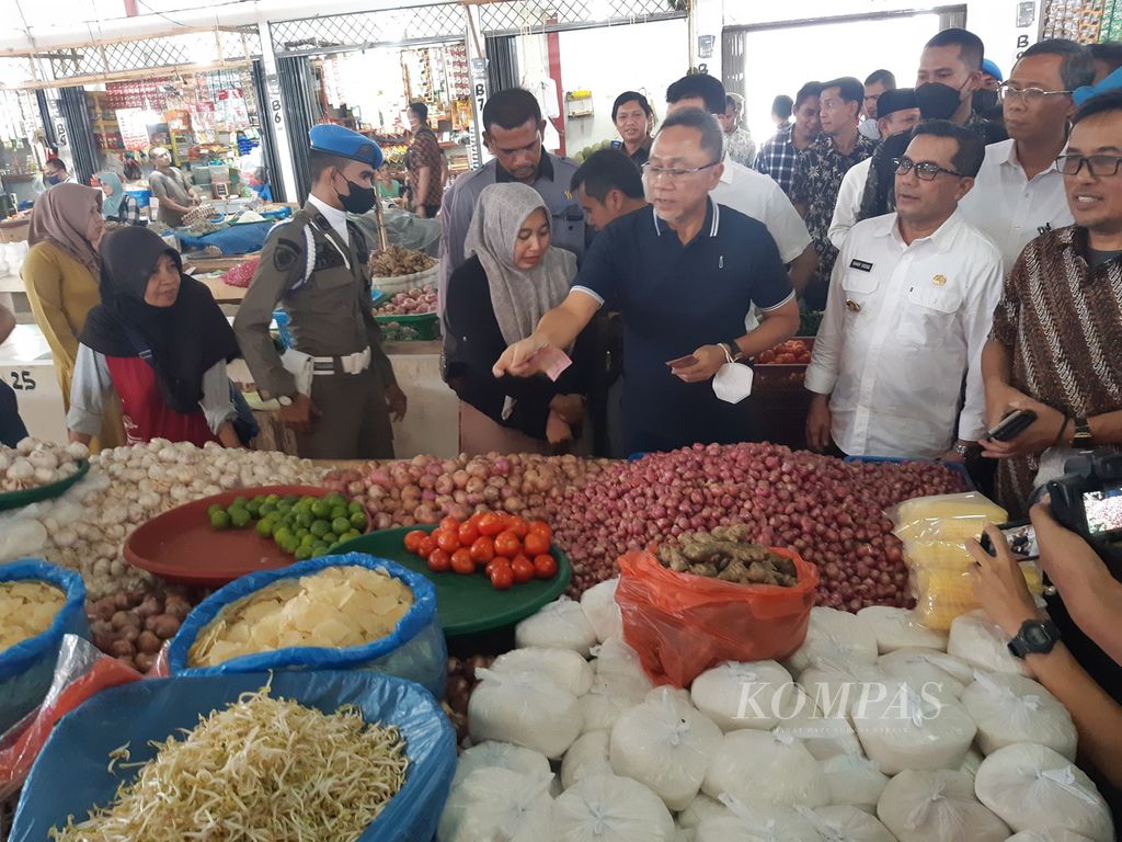 Menteri Perdagangan Zulkifli Hasan saat berkunjung ke Pasar Almahirah, Banda Aceh, Aceh, Jumat (19/8/2022), untuk memantau harga komoditas pangan.