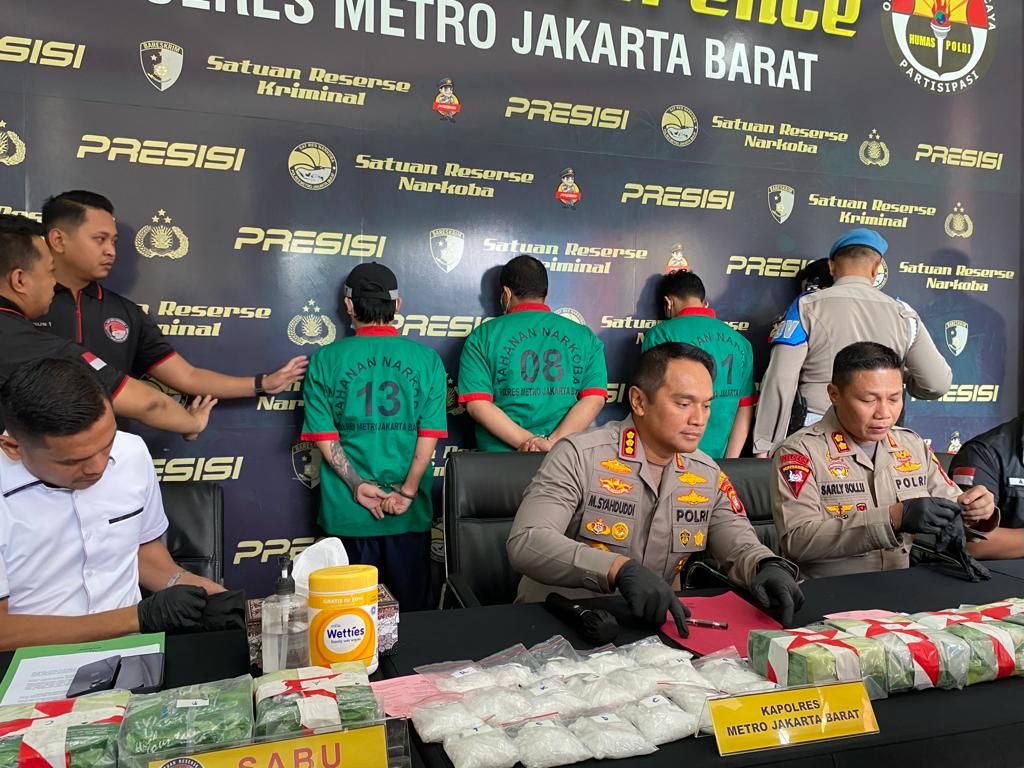 Kapolres Metro Jakarta Barat Komisaris Besar Syahduddi bersama Wakil Kapolres Metro Jakarta Barat AKBP Sarly Sollu saat jumpa pers pengungkapan kasus narkotika di Kantor Polres Metro Jakarta Barat, Kebon Jeruk, Jakarta Barat, Kamis (8/6/2023). Empat kurir sabu yang membawa 18,6 kilogram sabu atau setara Rp 28 miliar ditangkap di Jakarta dan Medan. Sementara empat orang yang diyakini sebagai pengendali masih buron.