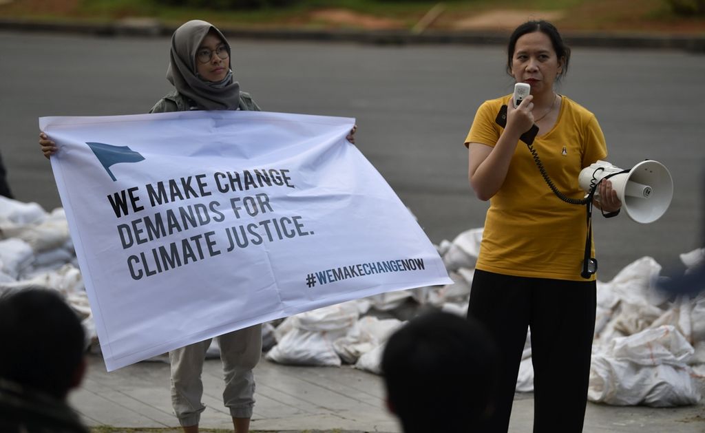 Sukarelawan bersama aktivis lingkungan dan komunitas peduli lingkungan menggelar aksi keprihatinan atas permasalahan dan dampak kerusakan lingkungan di Taman Aspirasi, kawasan Monumen Nasional, Jakarta, Sabtu (26/10/2019).