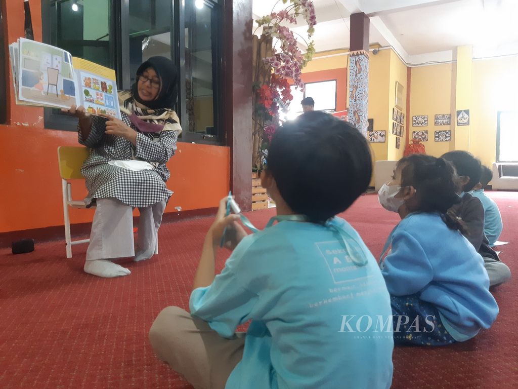 Sejumlah peserta didik Taman Kanak-kanak (TK) ABC Montessori mengikuti kelas "Story Telling" di Perpustakaan 400 Kota Cirebon, Jawa Barat, Selasa (17/1/2023). Selain tempat membaca buku, perpustakaan daerah itu juga menyiapkan kelas bercerita, membuat kerajinan, hingga kelas merajut.