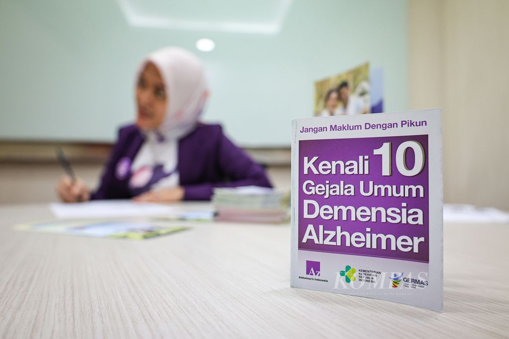 Pamflet gejala umum demensia dan alzheimer di Alzi Academy &amp; Healthy Aging Center, Universitas Atma Jaya Jakarta, Jumat (30/8/2024). 