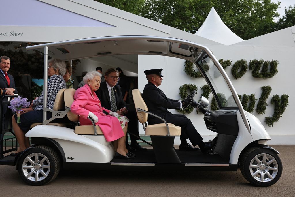 Ratu Elizabeth II berkeliling bersama Keith Weed, Presiden Royal Horticultural Society, saat berkunjung ke Chelsea Flower Show di London, 23 Mei 2022. 