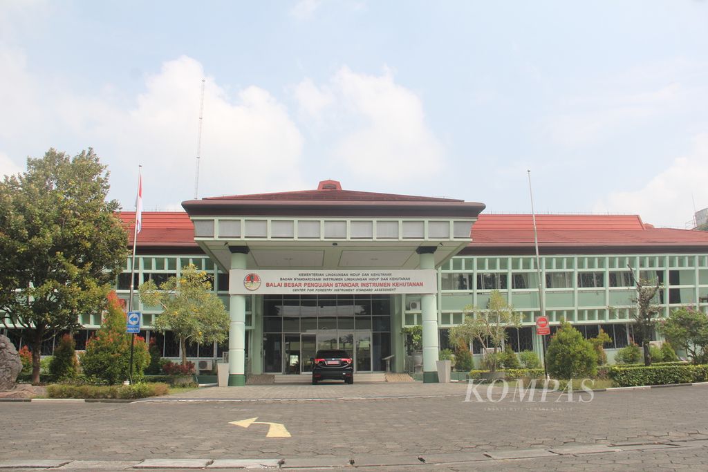 Gedung Balai Besar Pengujian Standar Instrumen Kehutanan (BBPSIK) di Kabupaten Sleman, Daerah Istimewa Yogyakarta, Selasa (20/6/2023). Gedung itu dibangun dengan dana hibah dari Pemerintah Jepang dan menjadi simbol persahabatan Indonesia-Jepang.