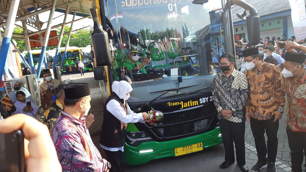 Gubernur Jatim Khofifah Indar Parawansa meresmikan pengoperasian bus Trans Jatim, Jumat (19/8/2022). 