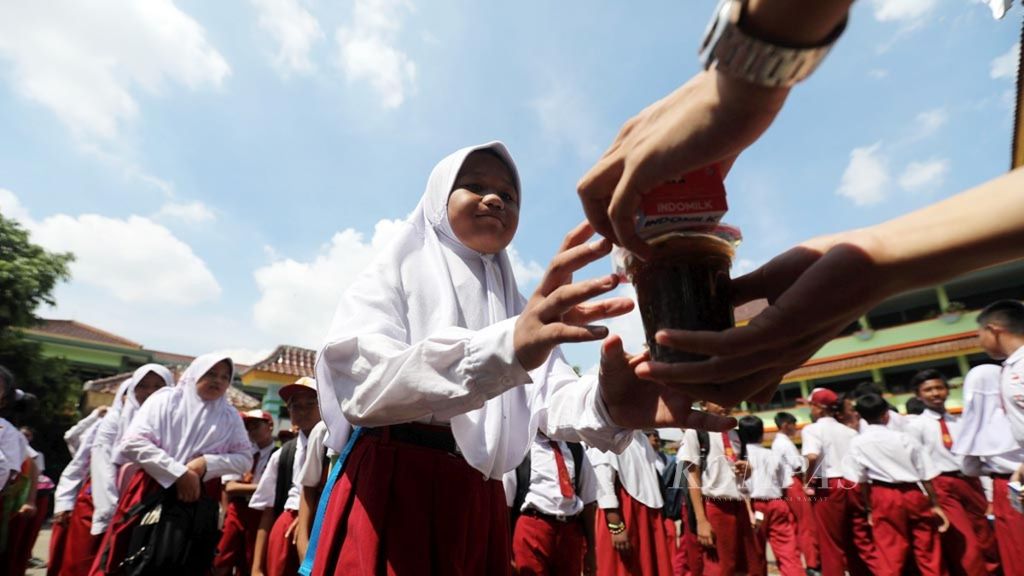 Penyediaan Makanan Tambahan Anak Sekolah Murid SDN 03/05 Muara Angke, Penjaringan, Jakarta, menerima pembagian makanan tambahan untuk anak sekolah berupa susu UHT dan bubur kacang hijau, Senin (2/4/2018). 