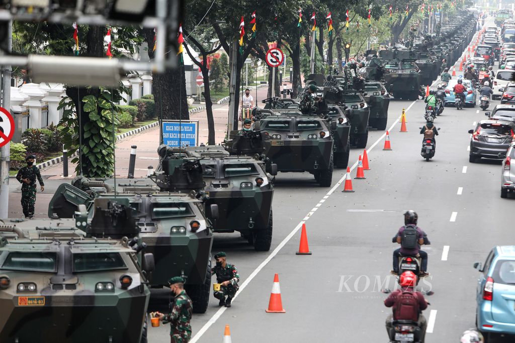 Anoa tactical vehicle and other tactical vehicles belonging to the TNI on Jalan Medan Merdeka Barat, Jakarta, Monday (4/10/2021). A total of 112 main weapons system tools were exhibited to the public as a series of commemorations for the 76th anniversary of the TNI.