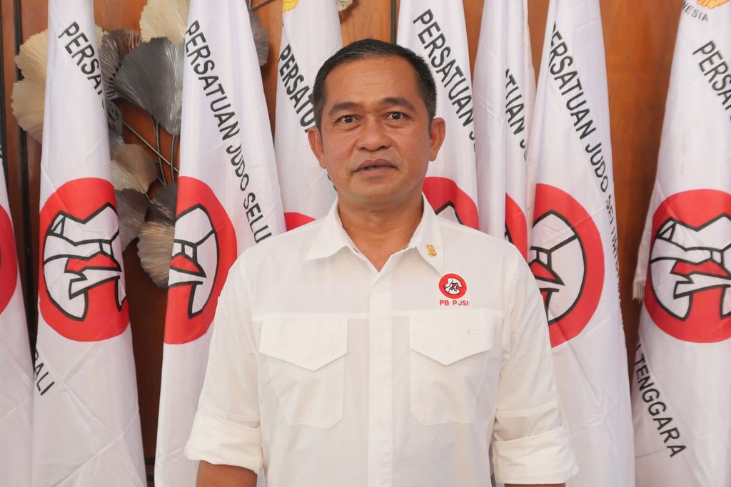 Panglima Kodam IX/Udayana Mayor Jenderal Maruli Simanjuntak berpose usai resmi dilantik sebagai Ketua Umum Pengurus Besar Persatuan Judo Seluruh Indonesia periode 2021-2026 di Padepokan Judo, Ciloto, Jawa Barat, Selasa (30/11/2021).