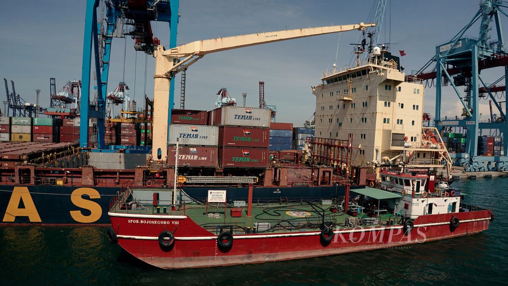 Kapal SPOB Bojonegoro VIII menyuplai bahan bakar minyak ke kapal peti kemas Temas di Pelabuhan Tanjung Priok, Jakarta Utara, Kamis (23/9/2021). 