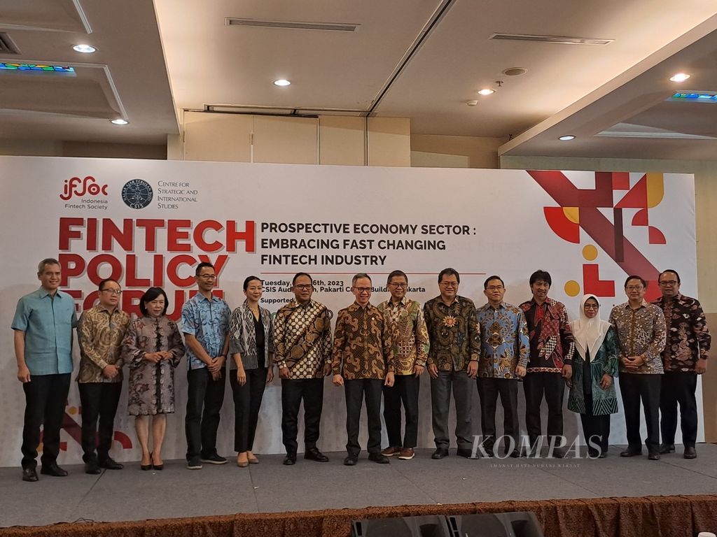 Anggota Indonesia Fintech Society (Ifsoc) bersama tamu undangan dalam acara Fintech Policy Forum bertema ”Prospective Economy Sector: Embracing Fast Changing Fintech Industry” yang diselenggarakan Indonesia Fintech Society (Ifsoc) dan Center for Strategic and International Studies (CSIS), Jakarta, Selasa (16/5/2023). 