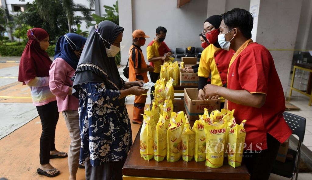 Residents buy packaged cooking oil which is sold for Rp. 14,000 per liter at Rusunawa KS Tubun, West Jakarta, Wednesday (19/1/2022).