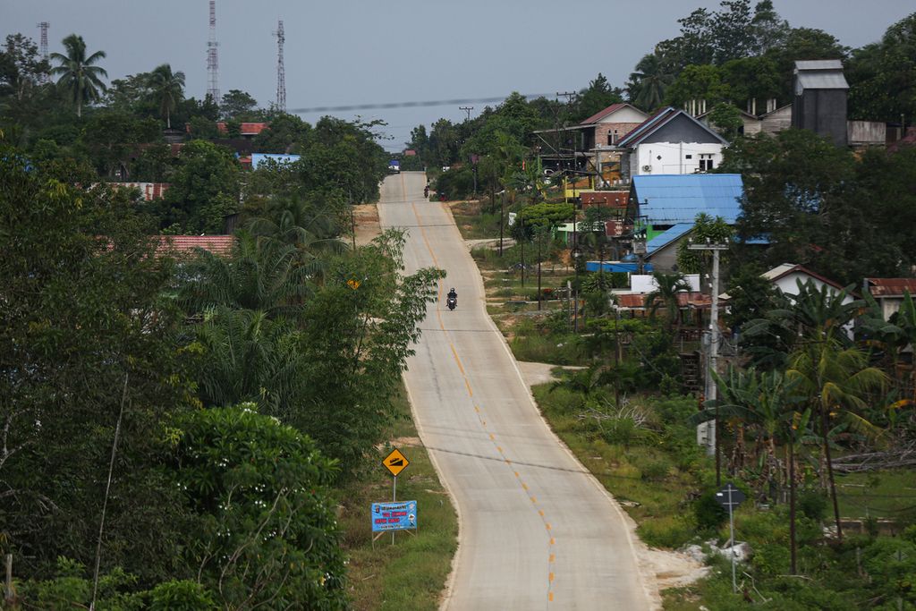 Jalan negara di Kecamatan Sepaku, Kabupaten Penajam Paser Utara, Kalimantan Timur, Kamis (11/3/2021). Jalan negara yang mulus tersebut menjadi akses utama menuju calon lokasi ibu kota negara baru.