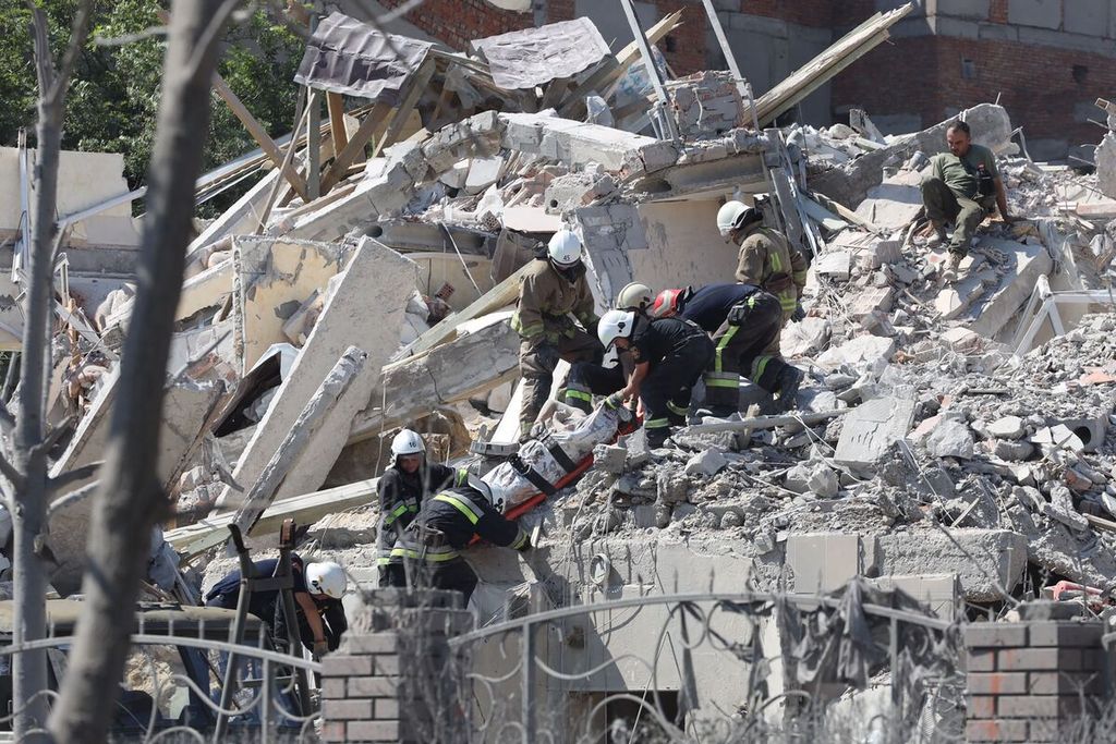 Tim evakuasi tengah mengevakuasi tubuh korban dari reruntuhan sebuah gedung yang hancur terkena rudal Rusia yang mengarah ke Serhiivka,, Jumat (1/7/2022).