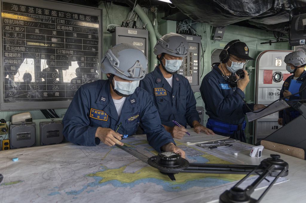 Dalam foto yang dirilis Kantor Kepresidenan Taiwan, personel Angkatan Laut Taiwan mengerjakan peta selama latihan tahunan Han Kuang di Taiwan, Selasa (26/7/2022).