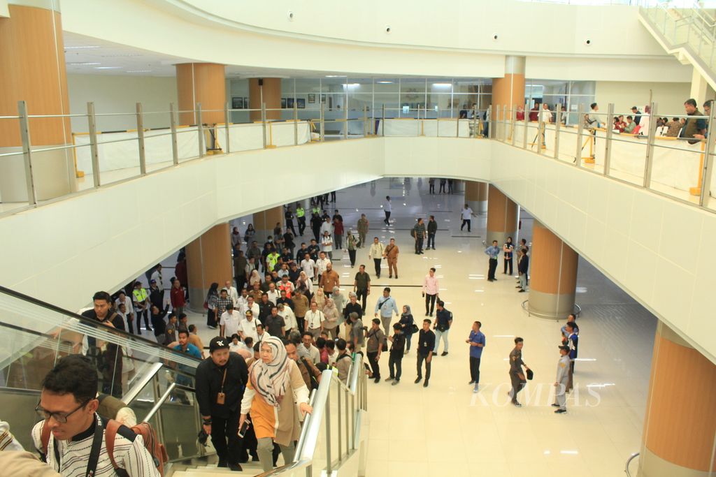 Rombongan Penjabat Gubernur Jabar Bey Machmudin meninjau Bandara Internasional Jabar Kertajati di Kabupaten Majalengka, Selasa (10/10/2023). 