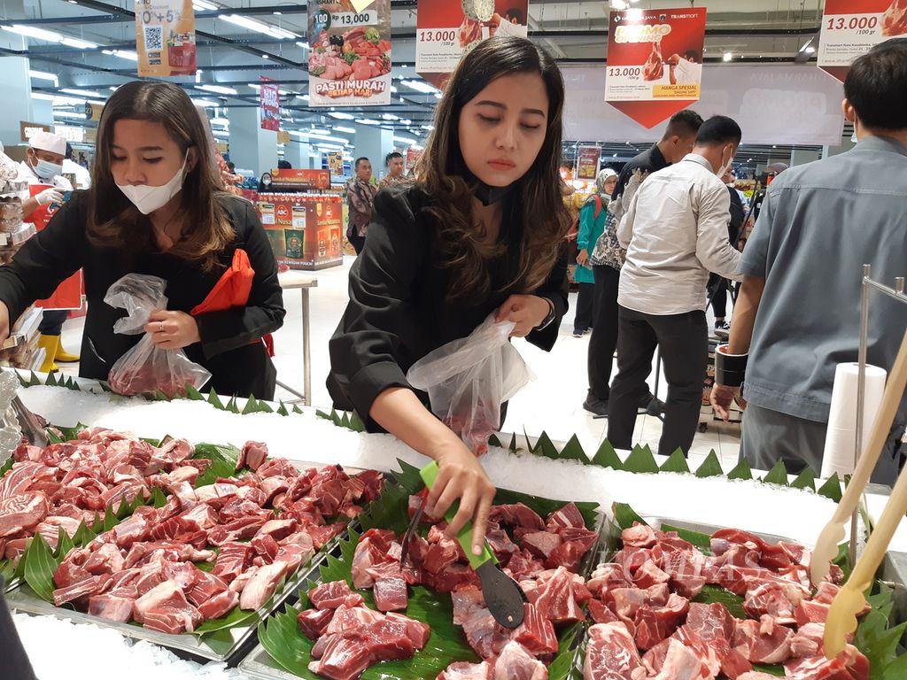Pengunjung membeli daging sapi di Transmart Kota Kasablanka, Jakarta Selatan, Selasa (21/3/2023).