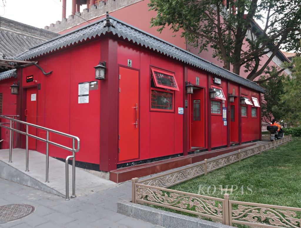 Tampilan bangunan toilet untuk umum yang berada di dalam kawasan Kota Terlarang atau Forbidden City di Beijing, China, Rabu (3/5/2023)