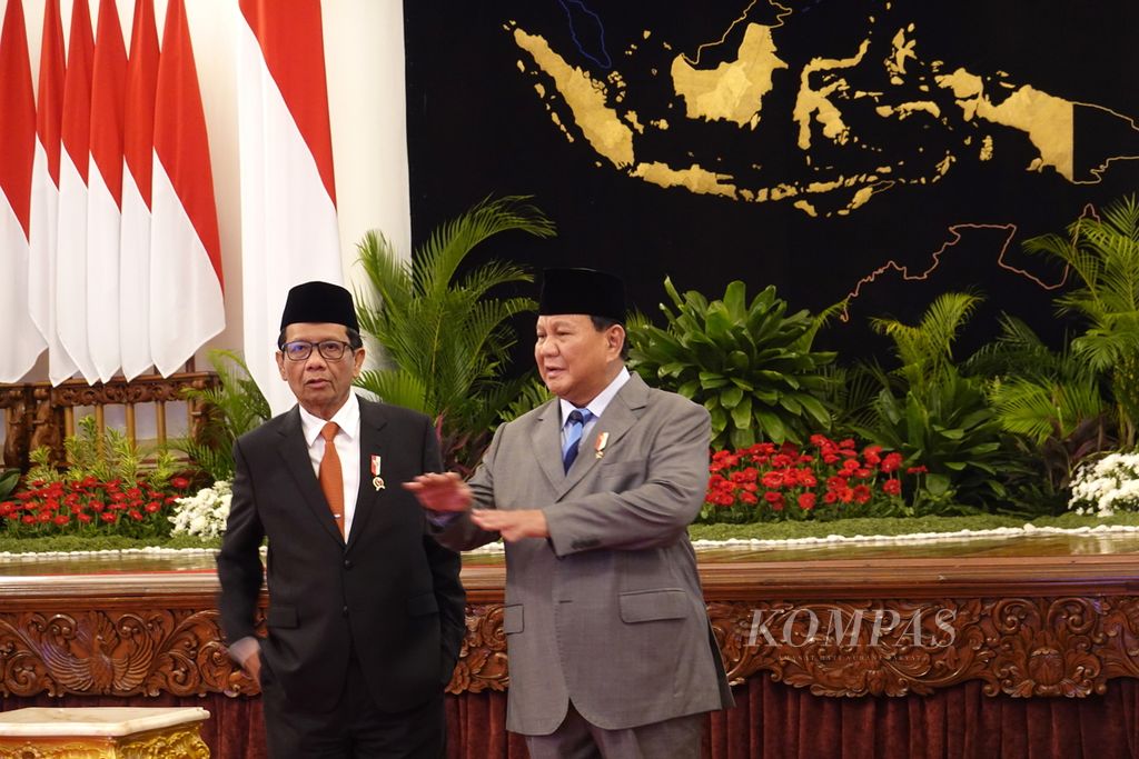 Menteri Pertahanan Prabowo Subianto dan Menteri Koordinator Bidang Politik, Hukum, dan Keamanan Mahfud MD berbincang jelang acara pelantikan Panglima TNI di Istana Negara, Jakarta, Rabu (22/11/2023).