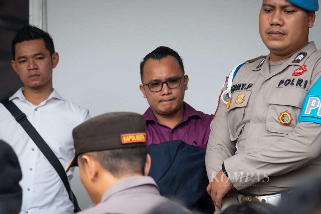 Direktur LBH Mawar Saron Batam Mangara Sijabat (tengah) menghadiri sidang pembacaan putusan praperadilan 30 demonstran Rempang di Pengadilan Negeri Batam, Kepulauan Riau, Senin (6/11/2023).