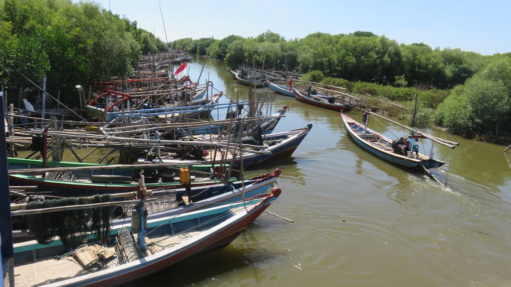 Ribuan perahu nelayan bersandar di Kawasan Ekosistem Esensial Ujungpangkah, Desa Banyuurip, Kabupaten Gresik, Jumat (11/6/2021). 