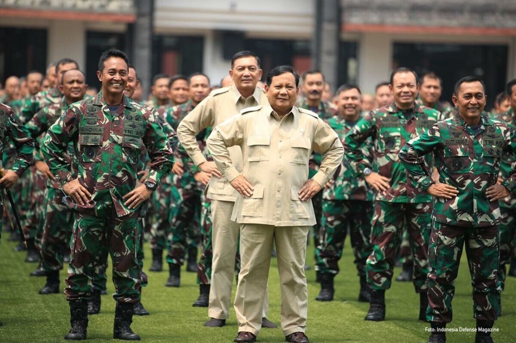 Menhan Prabowo menemui KSAD Jenderal Andika Perkasa dalam acara Apel Terpusat