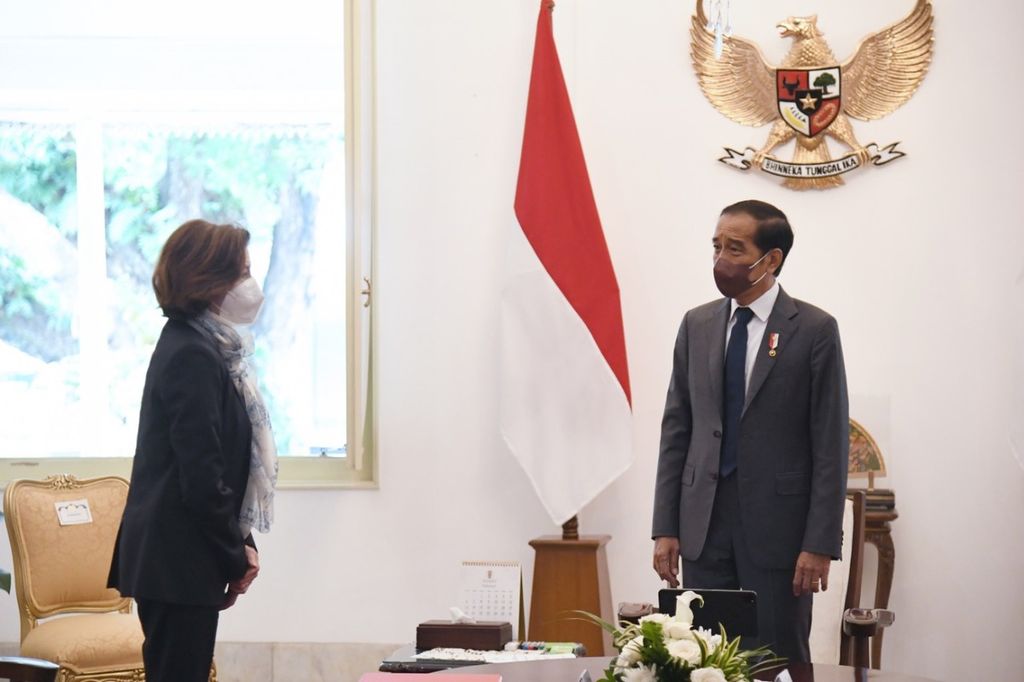 Presiden Joko Widodo menerima kunjungan Menteri Angkatan Bersenjata Republik Perancis Florence Parly di Istana Merdeka, Jakarta, Kamis (10/2/2022). 