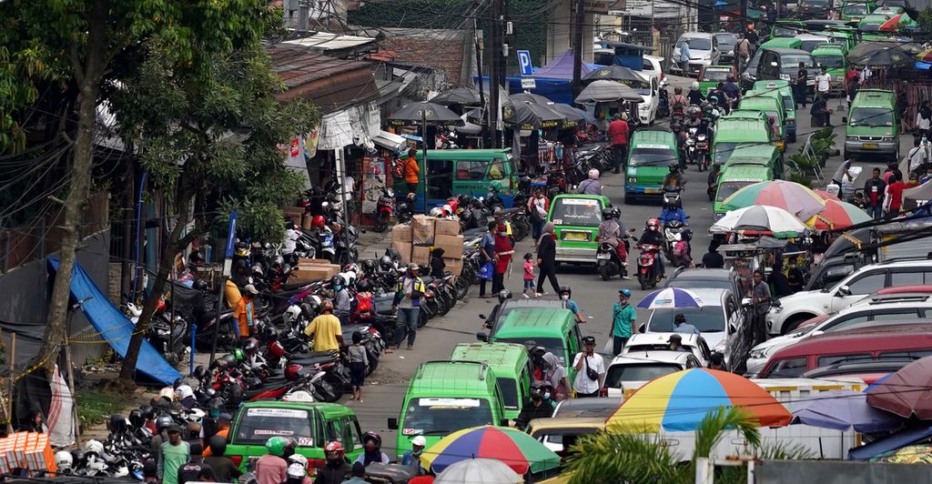 Suasana lalu lintas di Jalan Dewi Sartika, Kota Bogor, Jawa Barat, yang didominasi angkutan kota, Rabu (28/4/2021). 