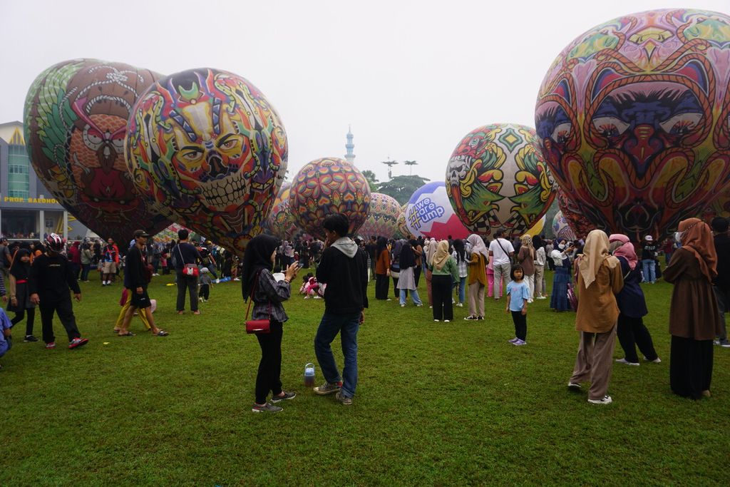 Suasana Festival Balon Udara Universitas Muhammadiyah Purwokerto di Kabupaten Banyumas, Jawa Tengah, Minggu (11/6/2023).