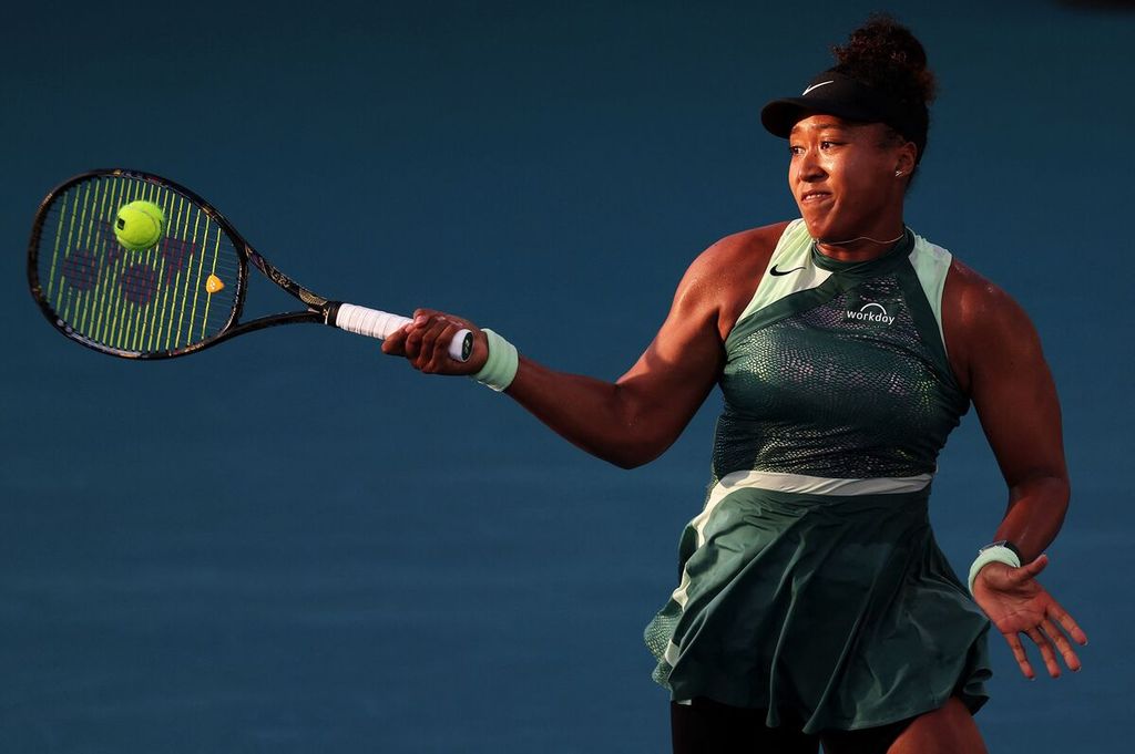 Petenis Naomi Osaka memukul bola ke arah petenis Elina Svitolina dalam pertandingan babak kedua turnamen WTA 1000 Miami di Stadion Hard Rock, Miami Gardens, Florida, Minggu (24/3/2024) WIB. Osaka menang 6-2, 7-6 (5).