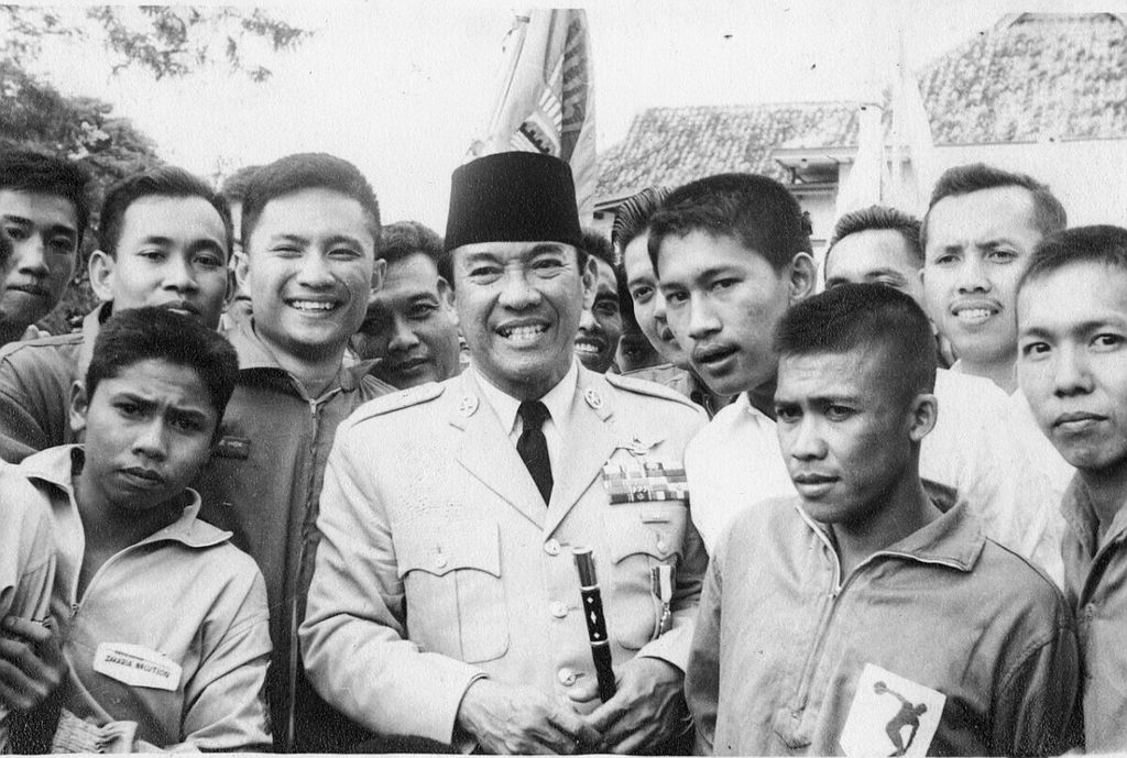 Bung Karno mengunjungi para atlet di Wisma Negara yang akan berlaga di Asian Games 1962 Jakarta.