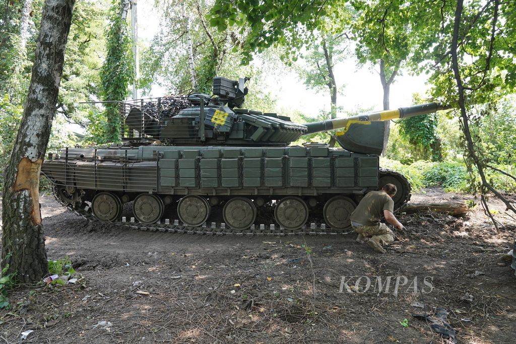 Anggota Batalyon Kavaleri Ukraina memeriksa kondisi tank di salah satu lokasi yang tidak jauh dari garis depan pertempuran di wilayah timur Ukraina, Jumat (8/7/2022). Pertempuran di wilayah timur Ukraina masih terus berlangsung sengit. Hampir setiap hari, serangan rudal ataupun artileri mengguncang wilayah ini.