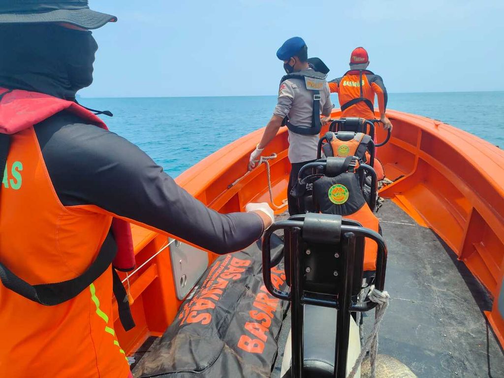 Tim gabungan dari Basarnas Lampung dan polisi melakukan pencarian terhadap nelayan yang hilang terseret ombak, Selasa (27/9/2022). 