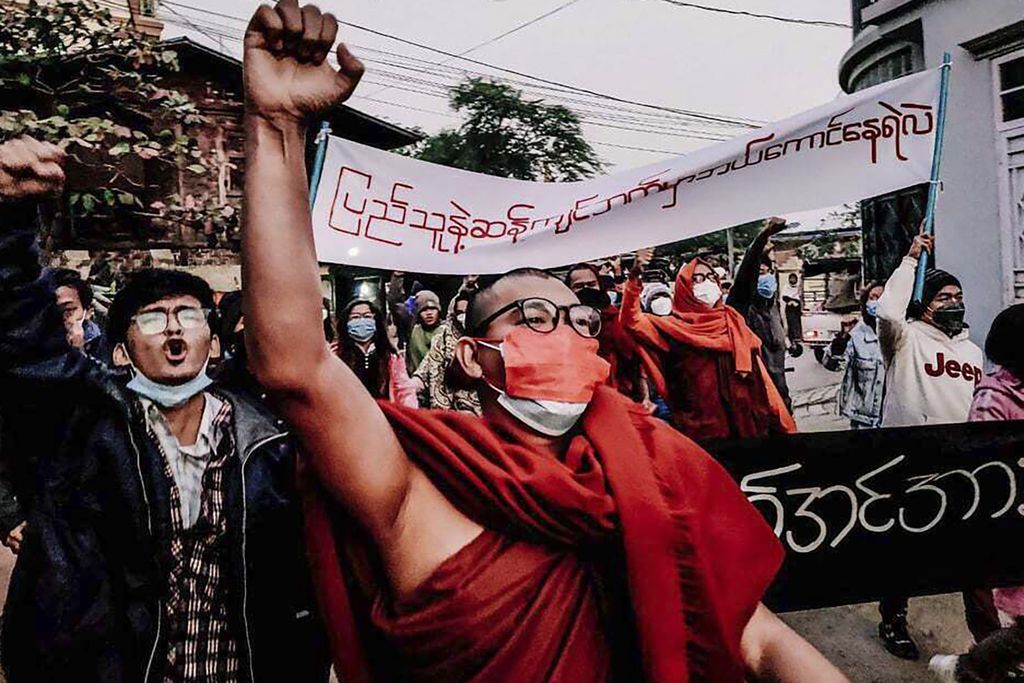Warga dan biksu berunjuk rasa di Mandalay, Myanmar,  Selasa (1/2/2022). Mereka memprotes kudeta yang dilancarkan militer Myanmar, Tatmadaw, pada 1 Februari 2021. 