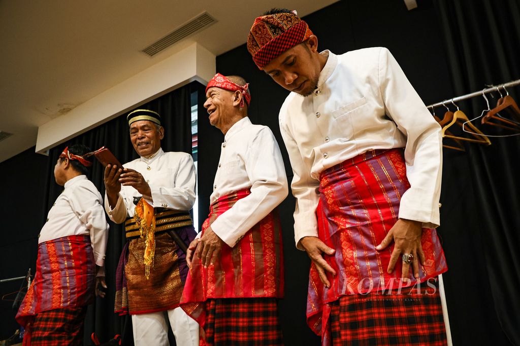 Seniman Gambo asal Nusa Tenggara Barat, M Yakub (77) (kedua dari kanan), bersiap tampil dalam pementasan Panggung Maestro di Teater Wahyu Sihombong, Taman Ismail Marzuki, Jakarta, Kamis (13/6/2024). Panggung Maestro merupakan ruang pertunjukan dan apresiasi bagi para maestro yang telah mendedikasikan hidupnya untuk menjaga dan merawat kesenian tradisional di Indonesia. 