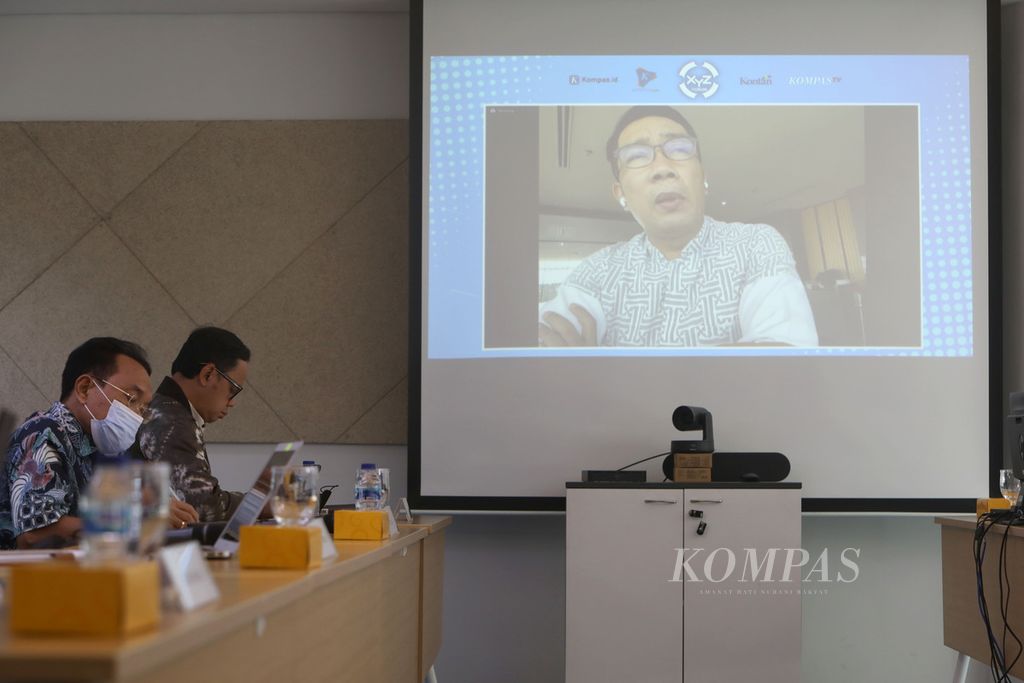 West Java Governor Ridwan Kamil spoke at the XYZ Forum Discussion with the theme Acting Controlling the Regions: Targeted Policy Vs Policy Conservatism at the Kompas Daily Editorial Office, Jakarta, Tuesday (10/5/2022). Besides Ridwan Kamil, other speakers were present: Minister of Administrative Reform and Bureaucratic Reform (Menpan RB) Tjahjo Kumolo, Mayor of Bogor Bima Arya, Director General of Regional Autonomy of the Ministry of Home Affairs Akmal Malik, and Former Director General of Regional Autonomy Djohermansyah Djohan.
