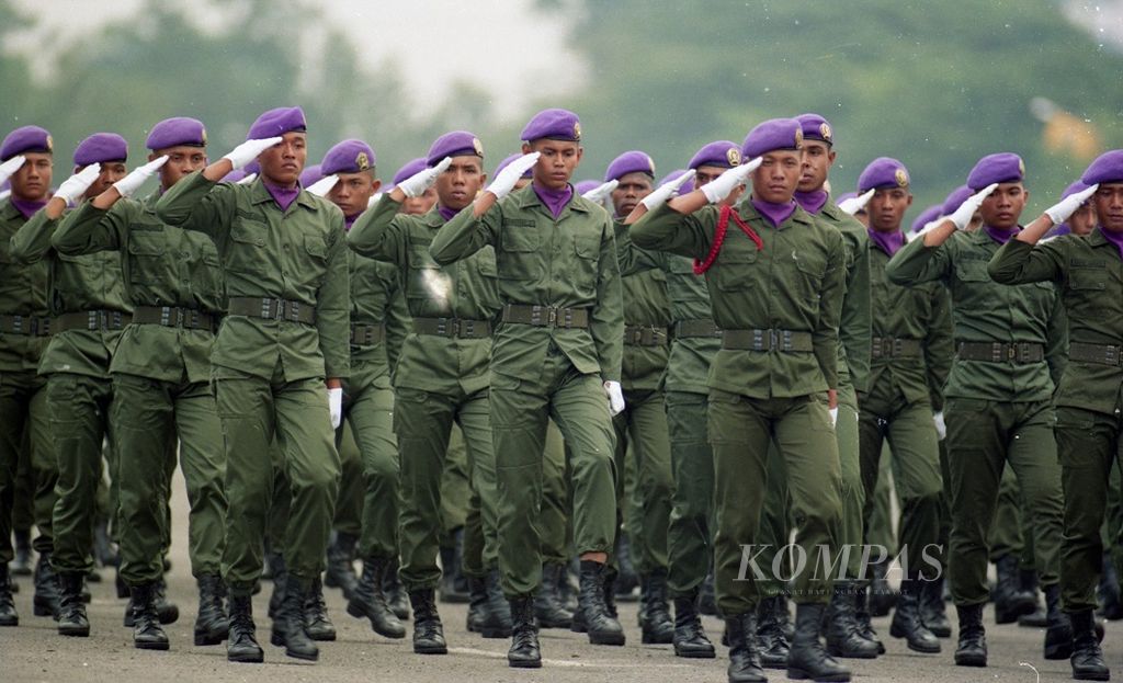 Resimen Mahasiswa (Menwa) pada HUT ABRI ke-45 di Parkir Timur Senayan, Jakarta, Jumat (5/10/1990).