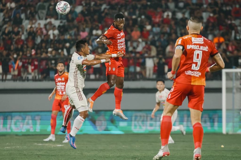 Dokumentasi Bali United menampilkan suasana pertandingan antara Bali United versus Persija Jakarta dalam partai perdana BRI Liga 1 2022/2023 di Stadion Kapten I Wayan Dipta, Gianyar, Sabtu (23/7/2022).