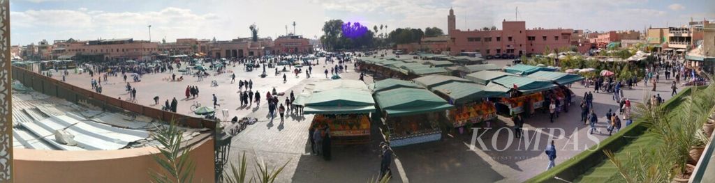 Suasana di Jemma el-Fnaa, alun-alun di tengah kota tua di Marrakech, Maroko, Sabtu (11/1/2020).