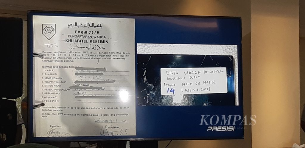 Foto barang bukti perekrutan warga Khilafatul Muslimin yang ditayangkan dalam rilis pengungkapan terbaru di Polda Metro Jaya, Jakarta, Kamis (16/6/2022).