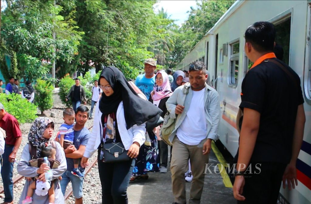 Members of the public disembarked from the Sibinuang train at Pariaman Station in the city of Pariaman, West Sumatra on Sunday (12/8/2018). The presence of the train, which travels from Padang to Pariaman, has had a very positive impact on the development of tourism in the city of Pariaman.