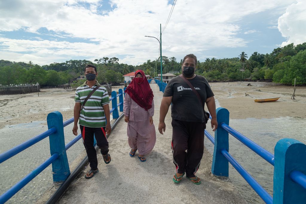 Kiri ke kanan: Mazlan (47), Raziah (39), dan Mim (42) yang merupakan warga dari Pulau Pelampung datang ke Pulau Pemping, Kecamatan Belakang Padang, Kota Batam, Kepulauan Riau, untuk mengikuti vaksinasi, Selasa (29/6/2021). 