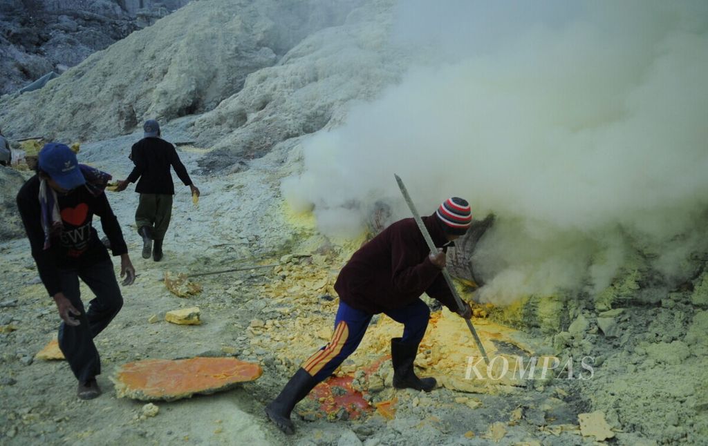 Miners are mining sulfur in the Ijen crater located on the border area between Bondowoso and Banyuwangi Districts, East Java on Saturday (6/7/2013). To obtain one kilogram of sulfur valued at IDR 780, the miners must pass through hazardous terrain and the risk of exposure to toxic gas emissions from the Ijen crater.