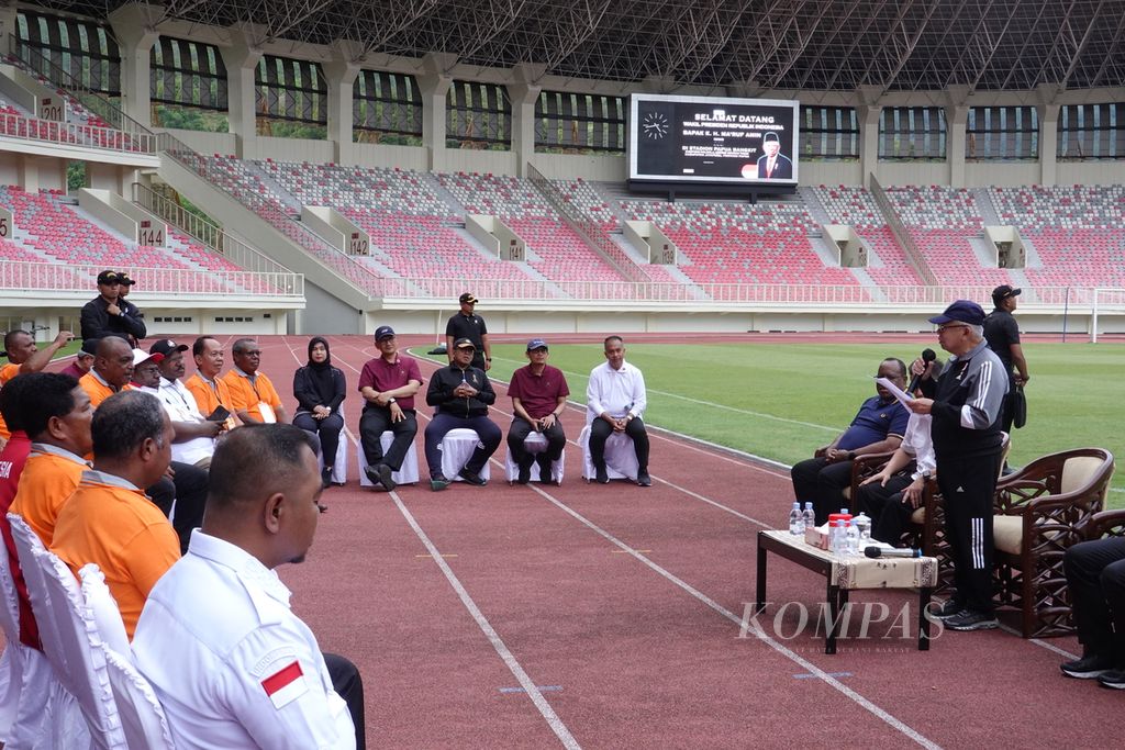 Wakil Presiden Ma'ruf Amin berdialog dengan pegiat olahraga di Stadion Utama Papua Bangkit, Kecamatan Sentani, Kabupaten Jayapura, Papua, Rabu (11/10/2023). 