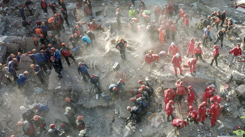 Foto udara memperlihatkan aktivitas petugas penyelamat yang melanjutkan pencarian korban gempa di reruntuhan bangunan di kota Izmir, Turki, Senin (2/11/2020).
