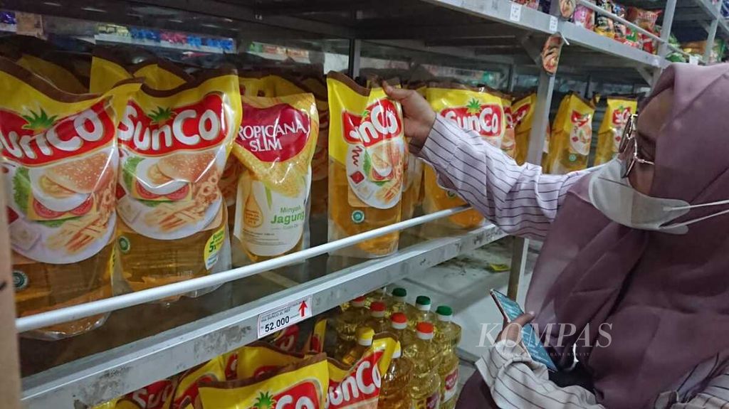 Pembeli memilih minyak goreng kemasan di sebuah toko ritel di Banda Aceh, Provinsi Aceh, Jumat (25/3/2022).
