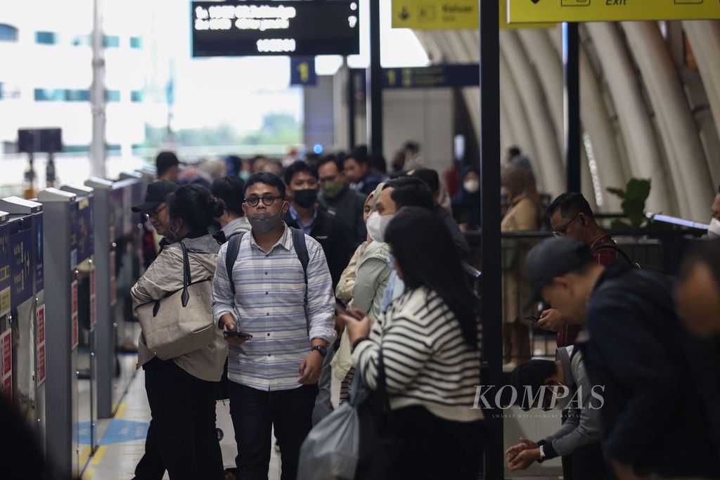 Warga menunggu kereta tiba di Stasiun LRT Setiabudi, Jakarta, Selasa (9/1/2024).