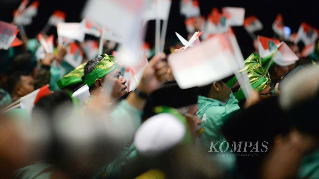 Para peserta Muktamar PKB 2019 menyanyikan lagu mars PKB dalam pembukaan Muktamar PKB 2019 di Hotel Westin, Nusa Dua, Bali, Selasa (20/8/2019). PKB memilih Bali sebagai lokasi Muktamar V yang diikuti oleh sekitar 3.000 peserta tersebut karena dinilai telah menjadi simbol penjaga kebinekaan Indonesia.