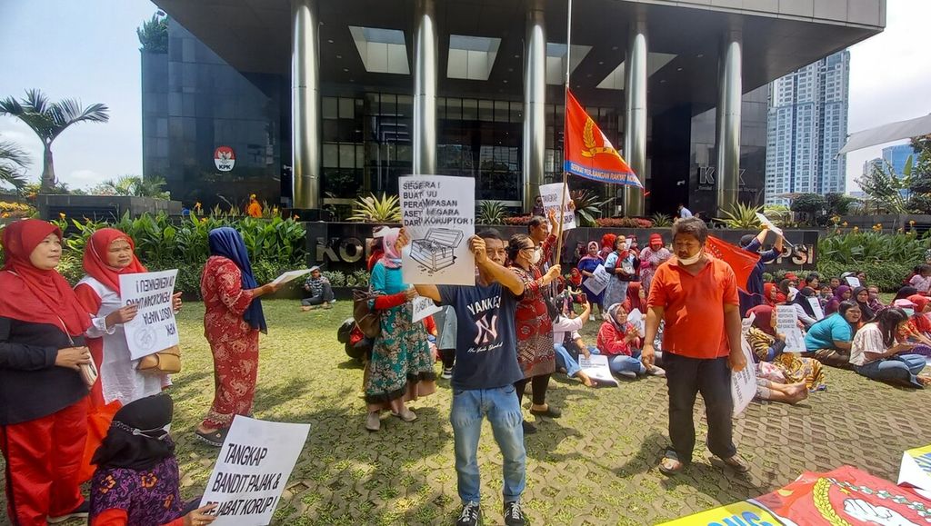 Serikat Perjuangan Rakyat Indonesia (SPRI) menyampaikan aspirasi di halaman Gedung Merah Putih Komisi Pemberantasan Korupsi di Jakarta, Kamis (16/3/2023). Mereka meminta agar KPK meringkus mafia pencucian uang di Kementerian Keuangan dan lembaga negara lainnya.