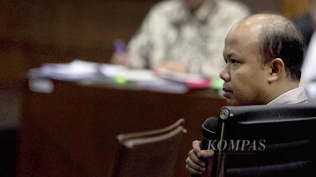 Husni Fahmi (Ketua Tim Lelang) memberikan keterangan ke majelis hakim di Pengadilan Tindak Pidana Korupsi, Jakarta, Senin (17/4). Husni Fahmi merupakan salah satu saksi dari enam saksi yang dihadirkan jaksa penuntut umum KPK dalam kasus dugaan korupsi KTP-el dengan terdakwa Irman dan Sugiharto. 