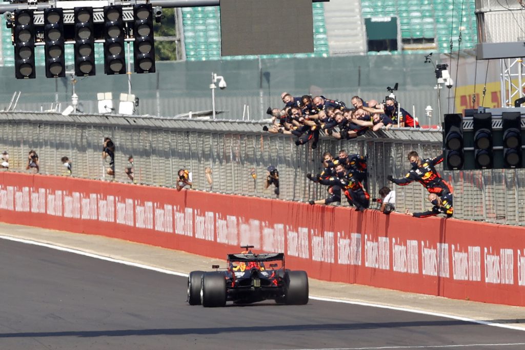Tim mekanik Red Bull mengelu-elukan pebalapnya, Max Verstappen, yang berhasil menyentuh garis finis pertama dalam balapan seri Perayaan 70 Tahun Formula Satu di Sirkuit Silverstone, Inggris, Minggu (9/8/2020). Verstappen meraih podium tertinggi dan menembus dominasi duo pebalap Mercedes, Lewis Hamilton dan Valtteri Bottas, yang finis di posisi kedua dan ketiga.